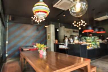 Kafenin arka planı bulanık.
