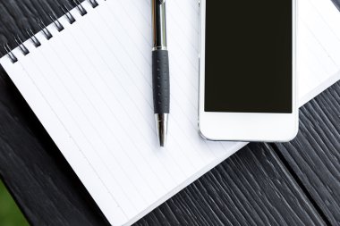 akıllı telefon, kalem ve not defteri