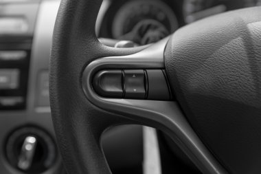 direksiyon simidi üzerinde kontrol düğmeleri