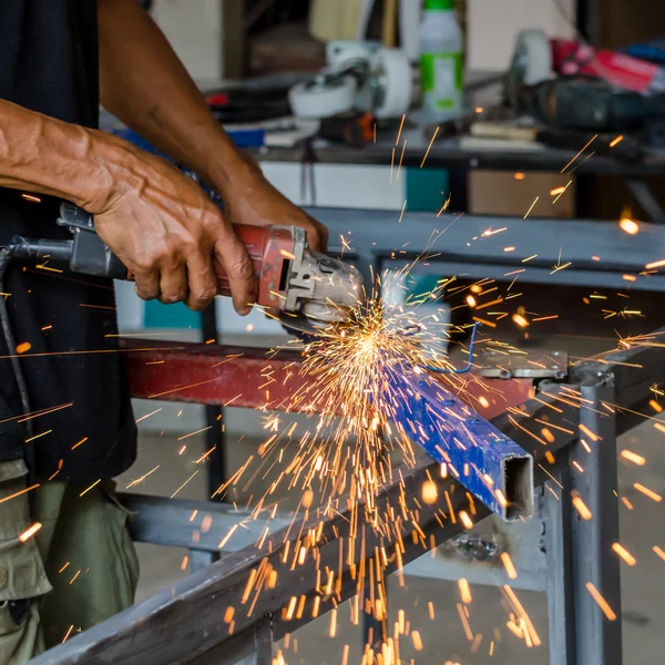 Ouvrier coupe tige d'acier — Photo