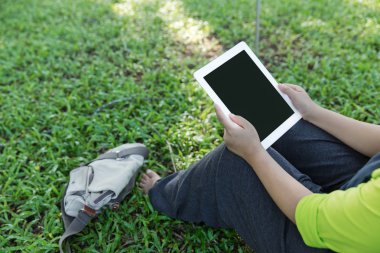 modern bir tablet holding eller