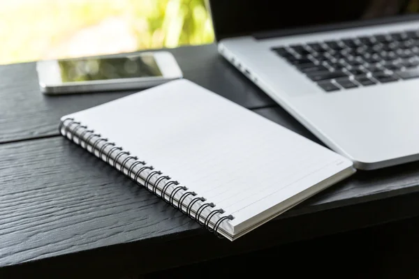 Notebook em branco na mesa de madeira — Fotografia de Stock