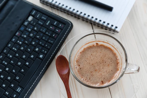 Teclado tablet e xícara de café — Fotografia de Stock