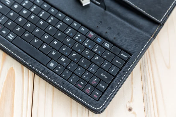 Clavier tablette sur une table en bois — Photo