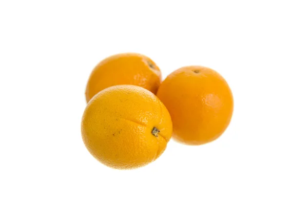 Soczyste świeże pomarańcze izolowane na białym tle — Zdjęcie stockowe
