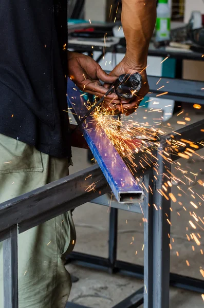 Worker cutting steel rod — Stock Photo, Image