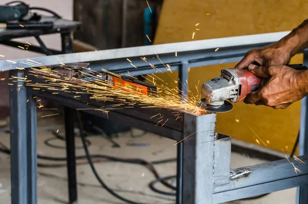 Chispas mientras moliendo hierro — Foto de Stock
