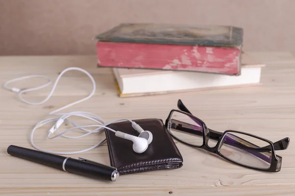 Brown wallet, spectacles,earphones, — Stock Photo, Image