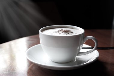 Fincan cappuccino kahve dükkanında