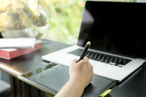 tablet kalemiyle tasarımcısının el