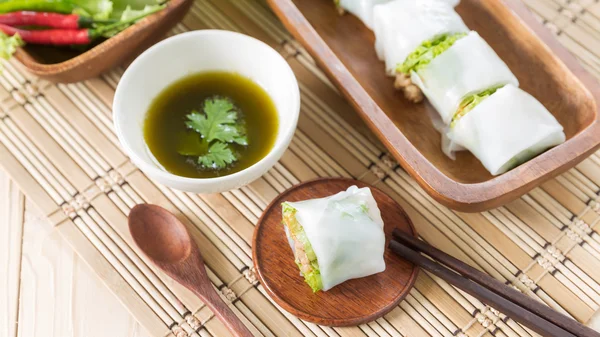 Porción de rollos de primavera con salsa picante — Foto de Stock