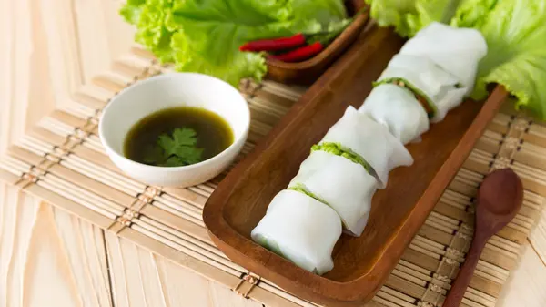 Porción de rollos de primavera con salsa picante — Foto de Stock