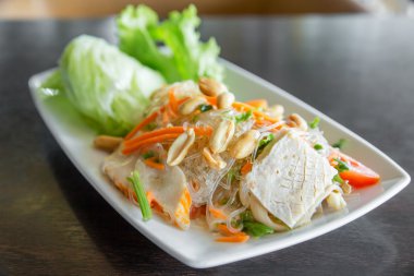 ekşi ve baharatlı erişte salatası Mey