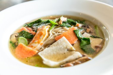 tavada kızartılmış taze pirinç unu erişte