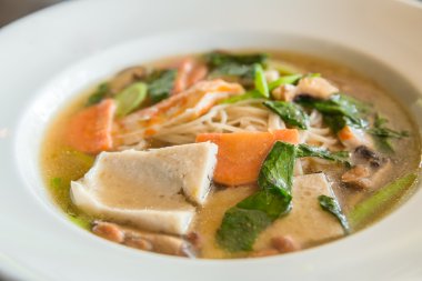 tavada kızartılmış taze pirinç unu erişte