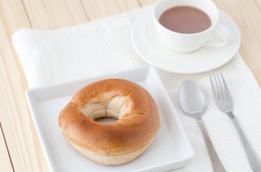 bir tabak kızarmış simit