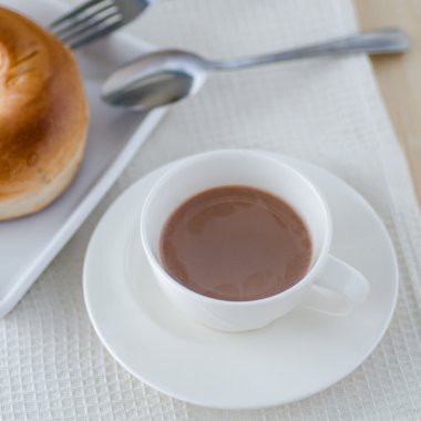 Bir fincan sıcak çikolata.