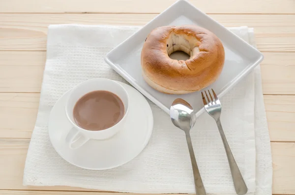 Cioccolata calda con bagel tostato — Foto Stock