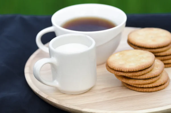 Leite e biscoito de sanduíche — Fotografia de Stock