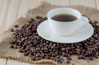 Kahve fincanı ve kahve çekirdeği.