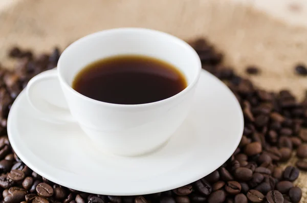 Coffee cup and coffee beans — Stock Photo, Image