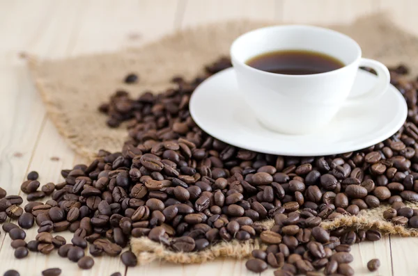 Coffee beans and cup of coffee — Stock Photo, Image