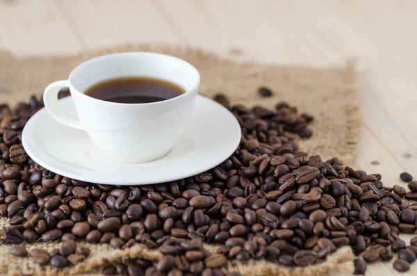 Coffee cup and coffee beans — Stock Photo, Image