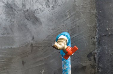 Gri duvar arızalı musluk