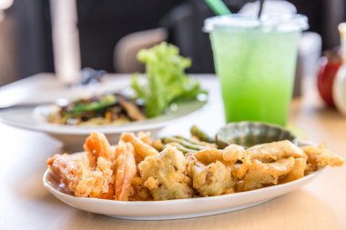 derin kızarmış karışımı sebze