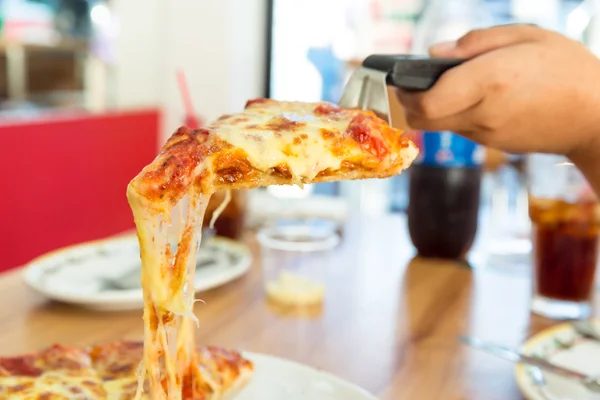 Sebze ile lezzetli ev yapımı pizza