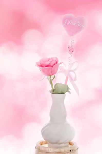 Розовое сердце с любовным словом — стоковое фото