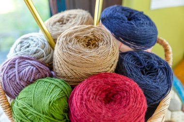 hasır sepet içinde iplik