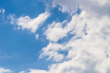 Bulutlu gökyüzü mavi, mavi gökyüzünde bulut