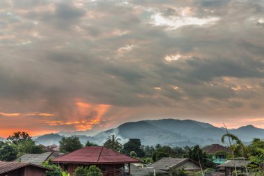 Gün batımında ev çatıları