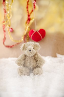 Oyuncak ayı arka plan-kavramı Noel ve yeni yıl kar üzerinde oturuyor