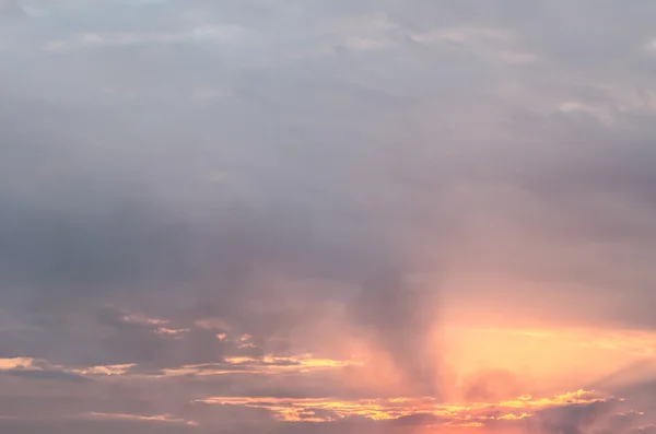 Pôr-do-sol dramático e céu nascente — Fotografia de Stock