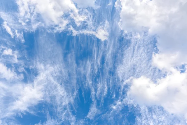 Cielo azul con nubes —  Fotos de Stock