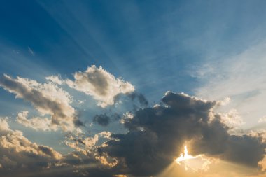 Sunbeam haze mavi gökyüzü üzerinde aracılığıyla