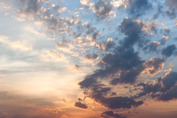 Céu colorido em tempo crepúsculo fundo — Fotografia de Stock