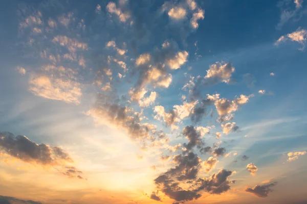 Красочное небо на фоне сумерек — стоковое фото