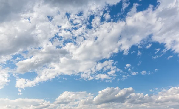 Cielo azul fondo con nubes —  Fotos de Stock