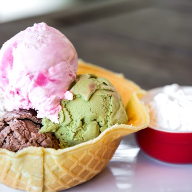 Gofret bir kase dondurma kaşık toz 