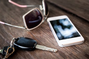 smartphone ve güneş gözlüğü ile araba anahtar 