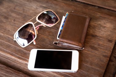 bir dizi renkli Güneş gözlükleri ve smartphone