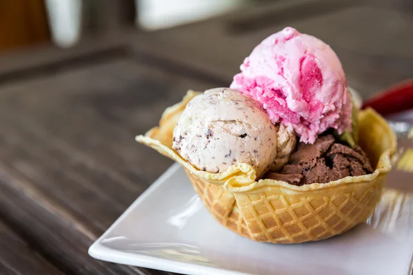 Ice cream scoops with wafer bowl — Stock Photo, Image