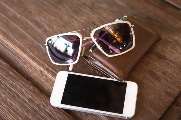 Набор смартфонов и тонированных солнцезащитных очков — стоковое фото