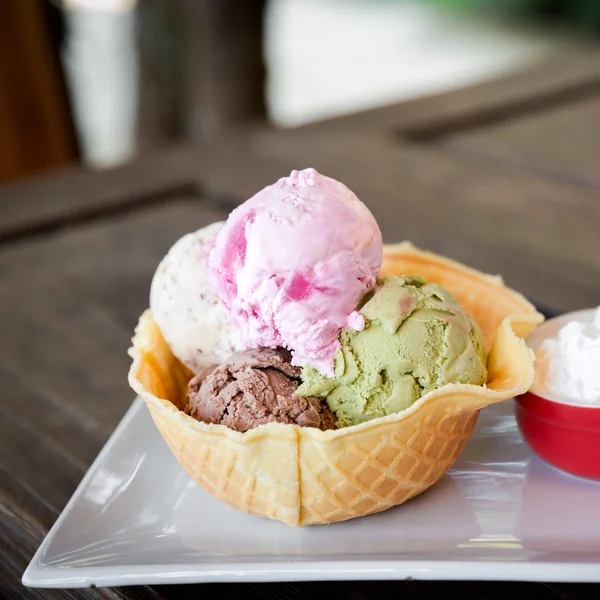 ไอศกรีมสกู๊ปกับชามเวเฟอร์ — ภาพถ่ายสต็อก