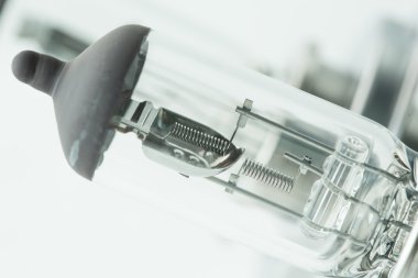 Araba Far lambası - whitecloseup üzerinde izole