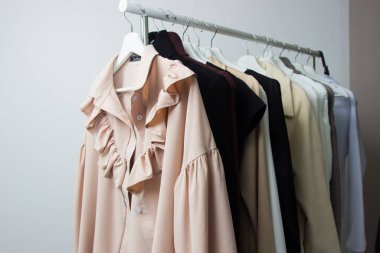 Farklı renkte moda kıyafetleri.