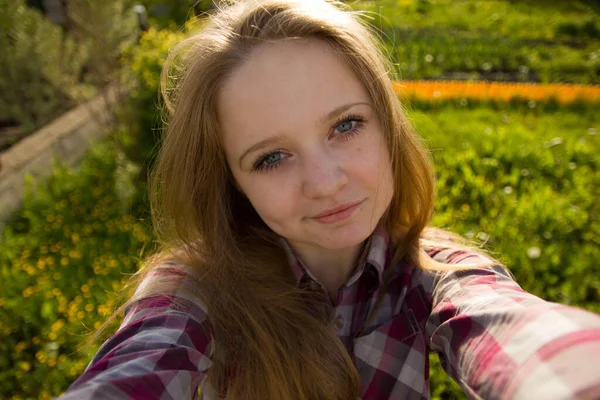 Una Giovane Affascinante Ragazza Sorridente Tiene Mano Una Macchina Fotografica — Foto Stock